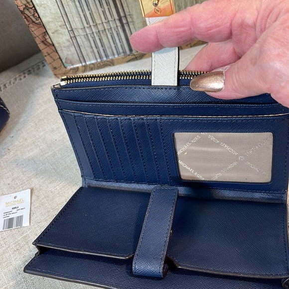 MICHAEL KORS Leather Hobo/Shoulder w/lg. Karla Wallet - NWT - Picture 4 of 9